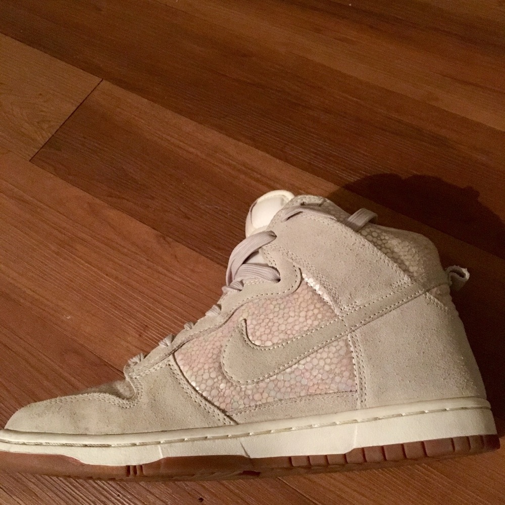 Nike White/Shimmer Dunks *Like new* Size 8.5